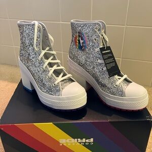 Converse Women's Silver Glitter Platform Sneakers
Chuck 70 deluxe Pride